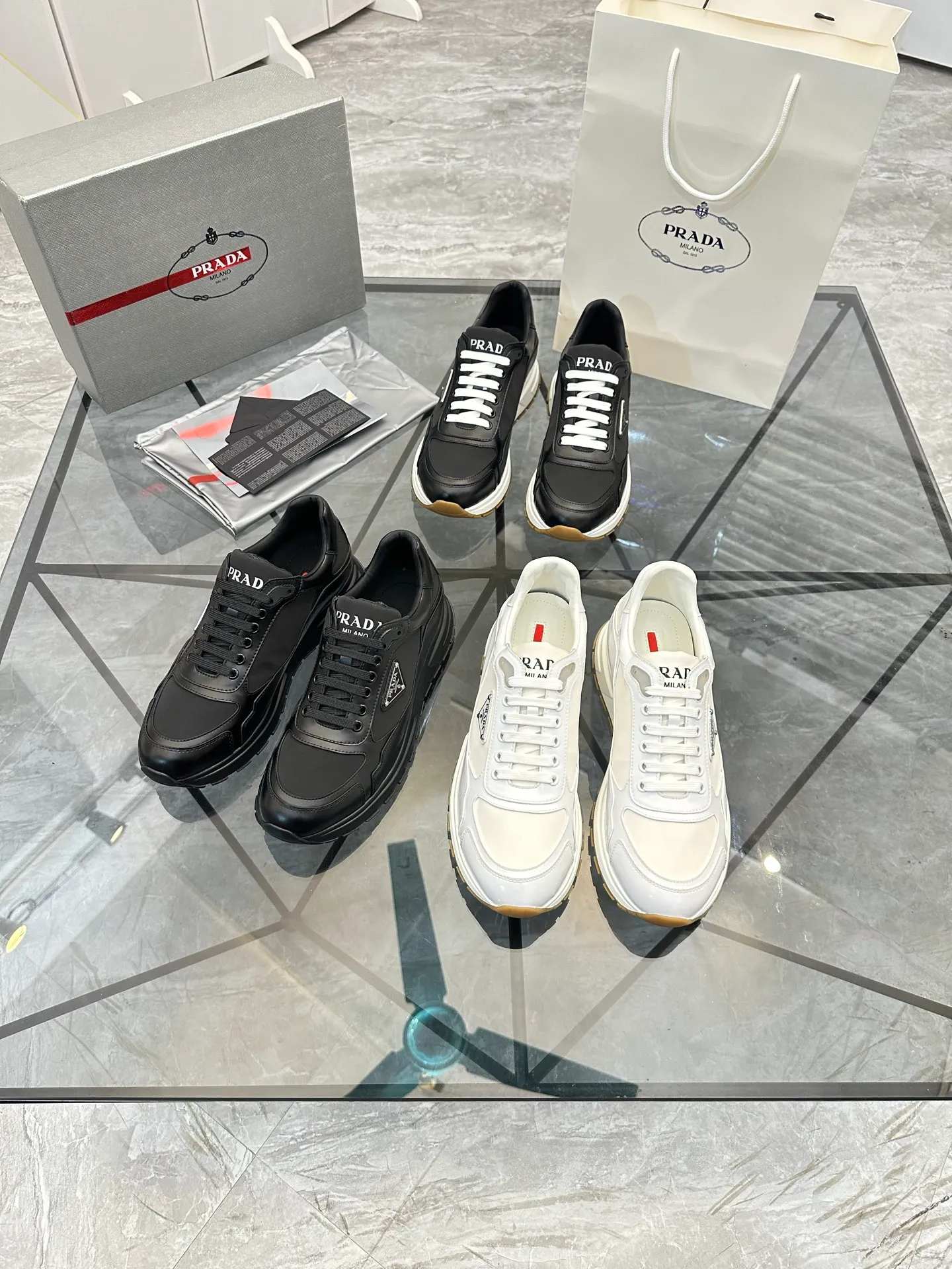 Men's shoes: 💰P580¥ High-end top quality Product trademark: Prada *"Prada*" low-top casual shoes Regular size: 38-45 (can be customized to 46) Product materials: imported first-layer cowhide stitching breathable mesh upper, water-dyed cowhide lining, cowhide foot pads, original ultra-light foam outsole. No.: 001